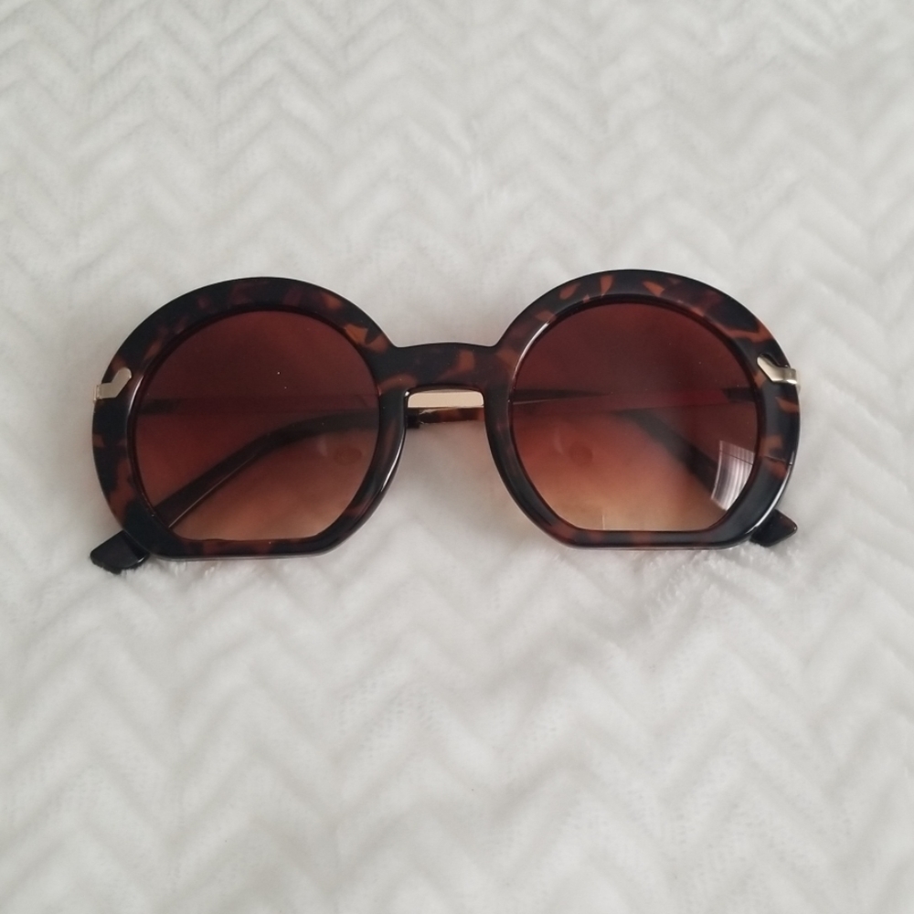 Sunglasses - Picture 3 of 5